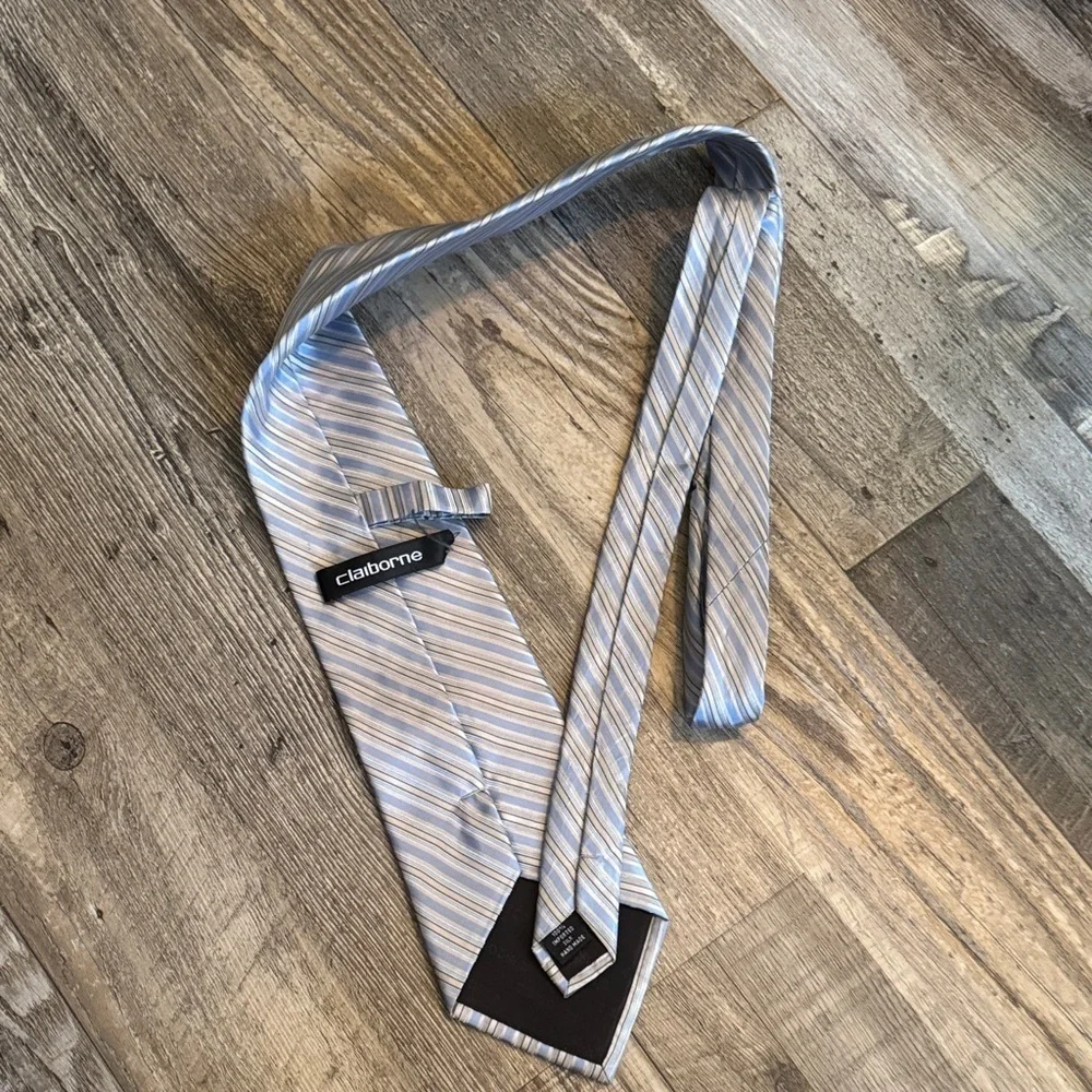 Claiborne Men's Tie in Gray and Cream Stripes